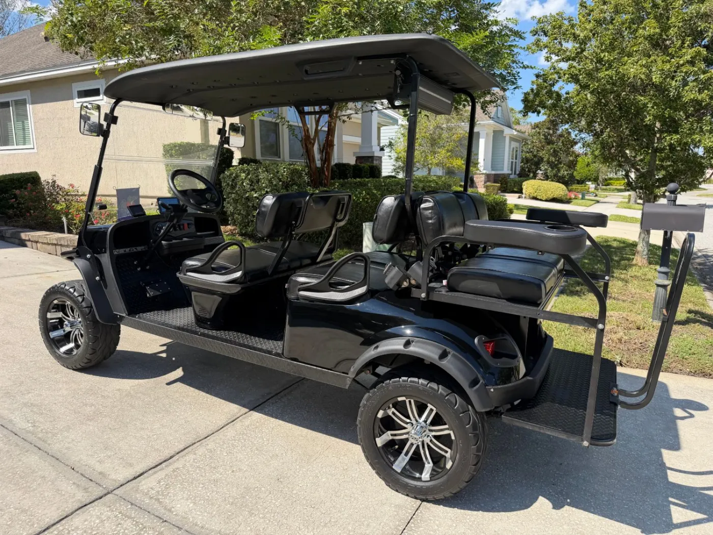 Six-seat cart from the side, three rows